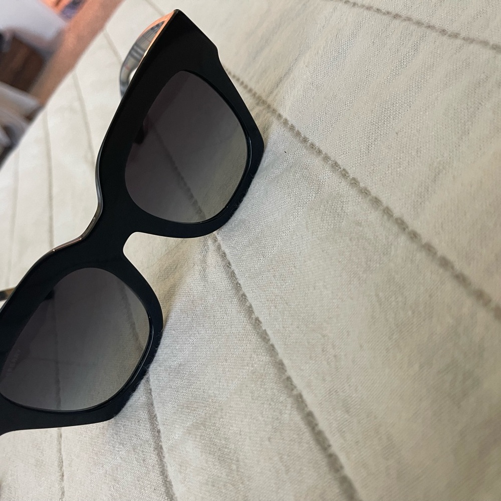 Gently used burberry sunglasses used a couple times! Great condition - Picture 3 of 5